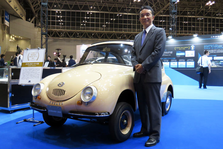 「スバル360」とスバル国内営業本部 マーケティング推進部の小島 敦氏。