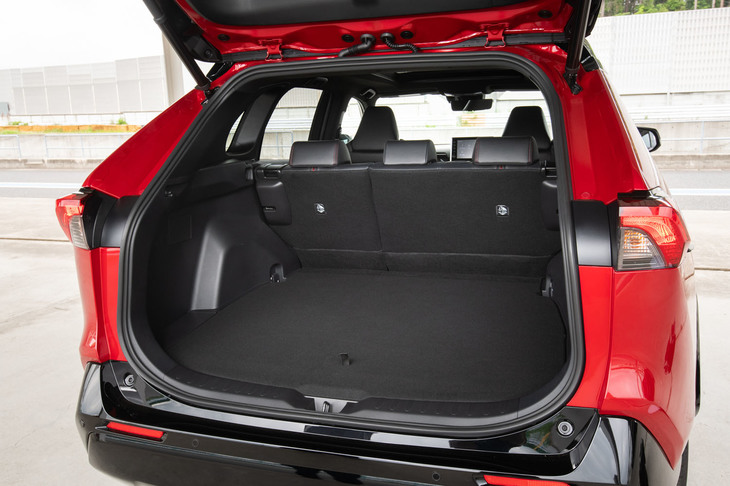 荷室は「RAV4ハイブリッド」より縮小しているものの、スペアタイヤを搭載しつつ490リッターの容量を確保している。