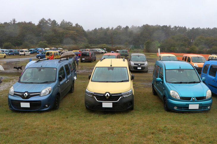 駐車エリアを散策していると、見事に3世代が並んでいた。やはり、初代と比べると2代目、3代目は大きい。デビュー時は大型化が賛否を呼んだ2代目の“デカングー”だが、初代の愛らしい雰囲気をしっかり受け継いでいたことが、成功のカギだったのかも。