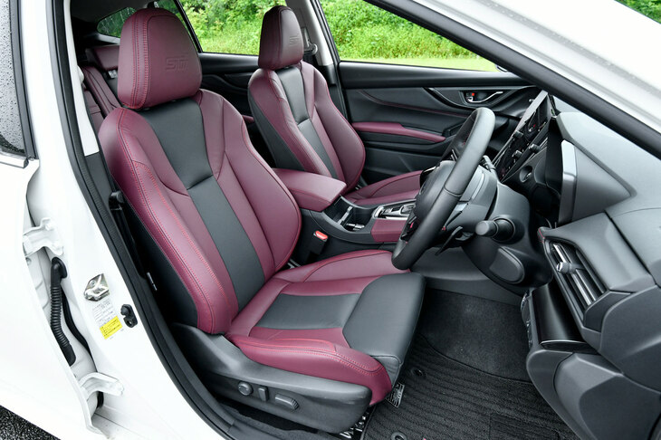 前席は、カップルディスタンス（左右席の座席中央間の距離）が初代より20mm長い730mmに拡大。横方向のゆとりが増した。