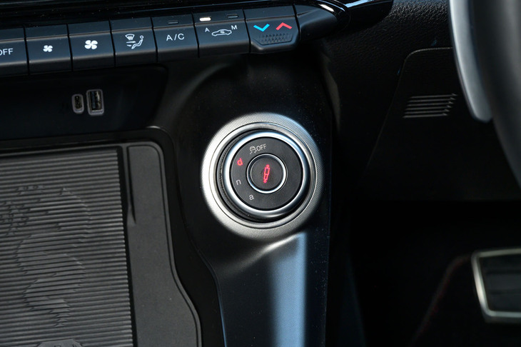 「ALFA DNAドライブモードシステム」のセレクター。走行モードは「Dynamic」「Natural」「Advanced Efficiency」の3種類だ。