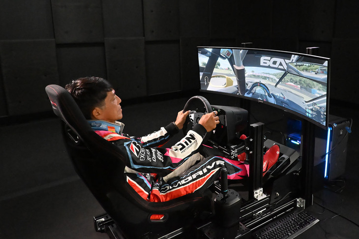 レーシングシミュレーター『Project Motor Racing』をプレイする山野選手。美麗なグラフィックに驚いたという。