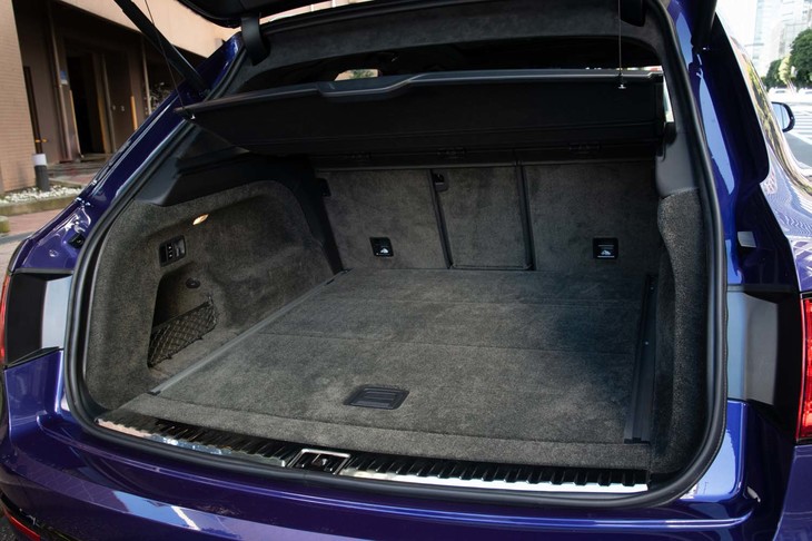 荷室は、3分割式の後席を倒すことでアレンジ可能。左側面にはフロア高の調節スイッチが備わる。