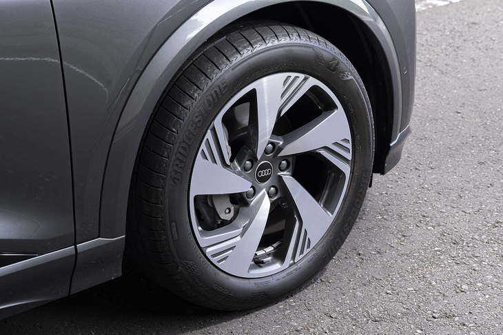 タイヤ＆ホイールは18インチがスタンダード。この試乗車の20インチは「Sラインパッケージ」に含まれている。