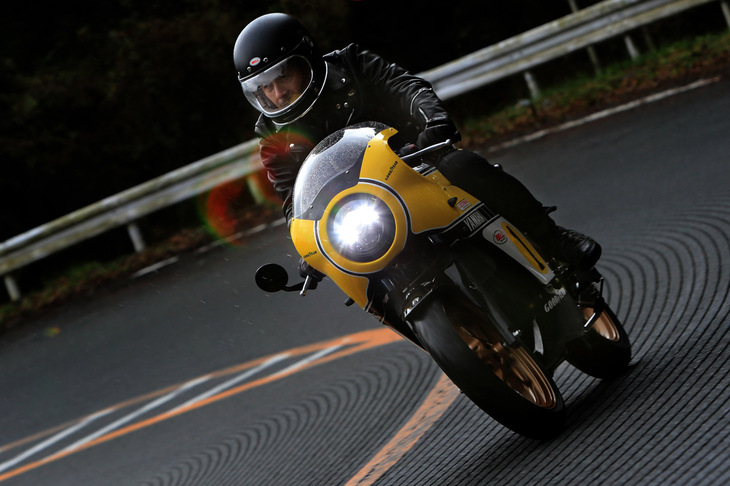 中身がヤマハ最新のロードバイクだけに、安心して普段使いできるのもこのバイクの魅力だ。