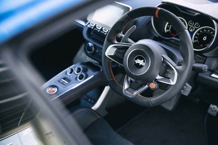 スエード調の素材とレザーで仕立てられたステアリングホイール。日本仕様の「A110S」はすべて右ハンドルとなる。