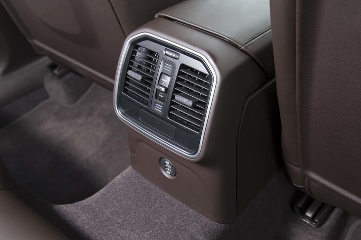 センターコンソールの後端には、後席用の独立式エアコンスイッチとUSBソケットが用意される。