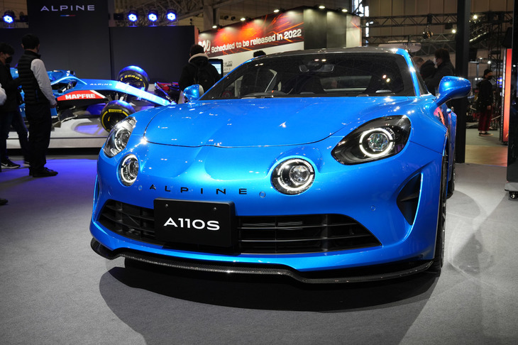 30台の台数限定で国内導入される「アルピーヌA110 Sアセンション」も、東京オートサロン2022の会場でデビュー。