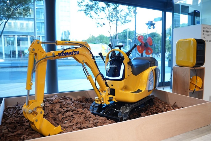 「モバイルパワーパック」を電源として利用する、電動マイクロショベル（コマツ製）。こうした建設機械のほか、除雪機や船外機などでの利用も考えられている。