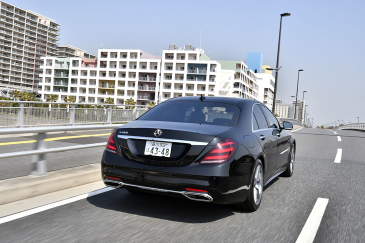 「S450エクスクルーシブ」のリアビュー。「AMGライン」のリアバンパーが、後ろ姿をスポーティーに演出する。