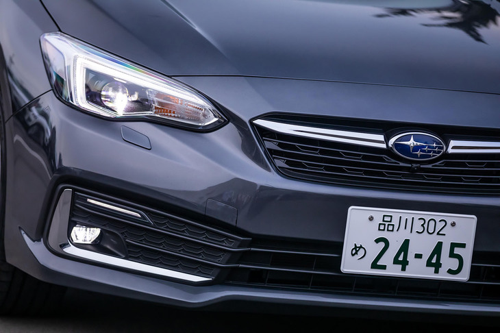ヘッドランプやDRL、フォグランプのデザインを変更。今回試乗した「2.0i-S EyeSight」にはLEDハイ＆ロービームランプ+ヘッドライトウオッシャーが標準装備される。フロントグリルのメッキベゼルがなくなり、実車のフロントフェイスはシンプルな印象である。