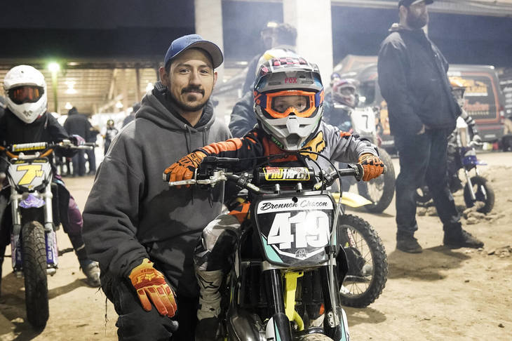 キッズたちも数多く参戦。なかには大人たちに混じって上級クラスに臨み、体格も排気量も違うライバルたちとバトルするつわものもいる。多くのキッズは、子供用モトクロスバイクをフラットトラック用に改造したマシンでレースを行っている。