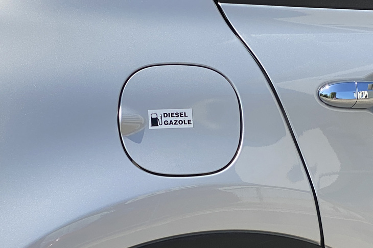 フューエルリッドに貼られた給油間違い防止ステッカーは、レンタカーを見分ける方法のひとつ。ちなみに「GAZOLE」とはフランス語で軽油の意味。
