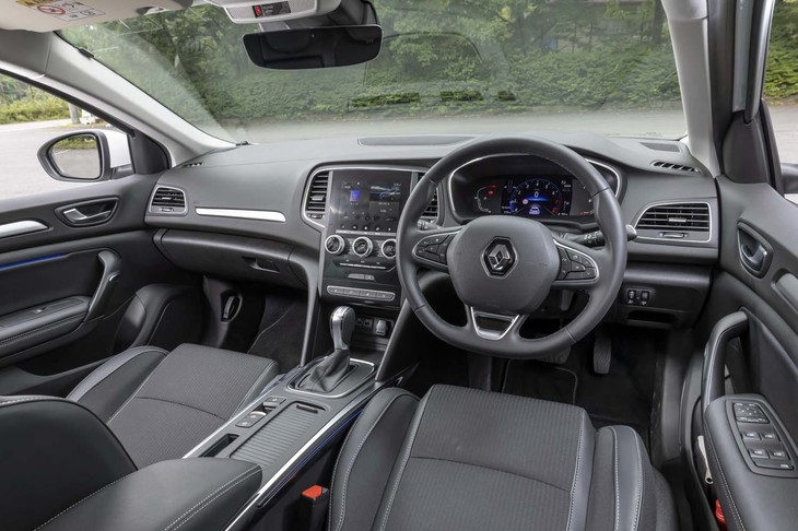 インテリアカラーはブラックのみ。中央の7インチタッチスクリーンを介してスマートフォンのミラーリングができるマルチメディアシステム「イージーリンク」が新たに採用された。