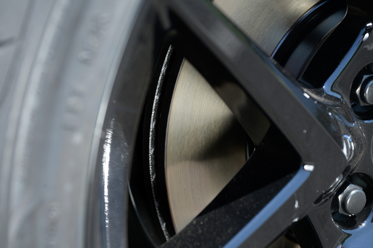 フロントブレーキは径の拡大により有効径が6％、熱容量が14％アップ。ブレーキパッドも面積・熱容量が17％アップしており、ブレーキの温度上昇を従来型より10％抑制している。