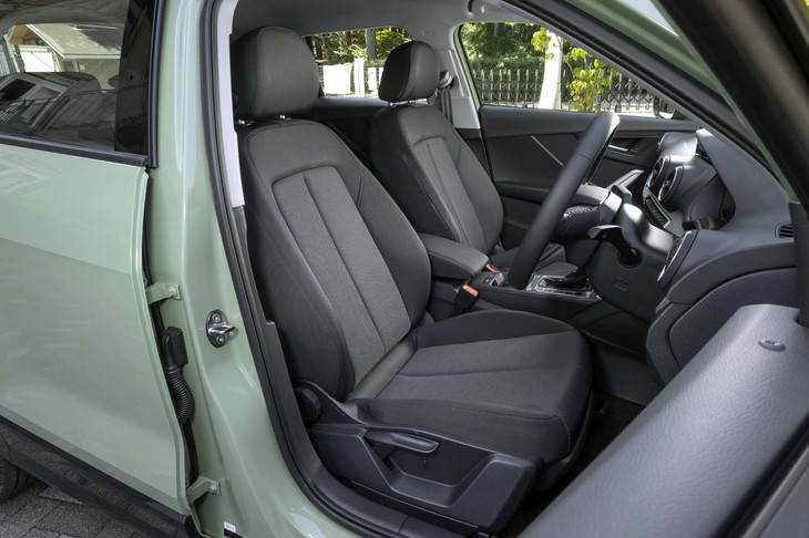 シートの表皮はファブリック。前席の頭上部分をカバーするパノラマサンルーフがオプションとして用意される。