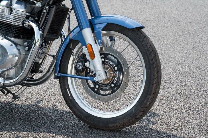 タイヤサイズは前が100/90-19、後ろが140/70R18。兄弟関係の2機種とは異なり、クラシックなスポークホイールが組み合わされる。