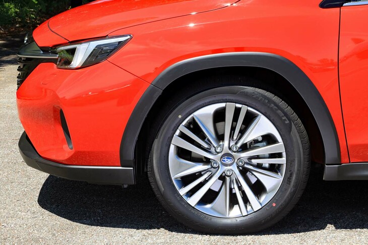 専用デザインのアルミホイールには、ファルケンのオールシーズンタイヤを装着。タイヤは基本的に「クロストレック」と共通のもので、225/55R18というサイズも一緒だ。