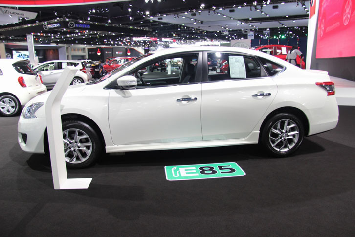 タイにおける日産のセダンでは「ティアナ」に次ぐ2番目のポジションとなる、プレミアムセダン「シルフィ」。注目は床の「E85」の文字です。これはエタノールが85％混ざった燃料にも対応していることのアピール。タイではエタノールをブレンドした燃料がガソリンスタンドで普通に流通していて、純ガソリンよりも価格が安いから好まれるのです。