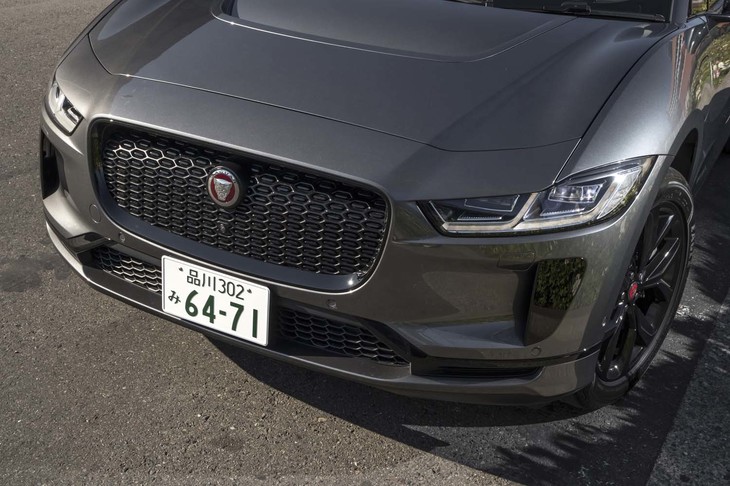 フロントデザインは、「XE」や「XF」といったジャガーのセダンを思わせる。グリルの上部にはボンネット後方へと抜けるエアスクープが設けられており、空力性能を向上させる。