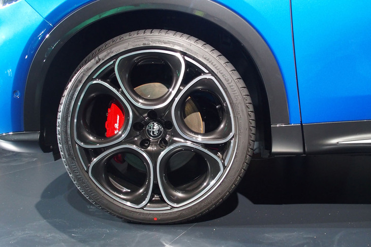 導入記念モデル「Edizione Speciale（エディツィオーネ スペチアーレ）」には、専用デザインの20インチホイールが装備される。