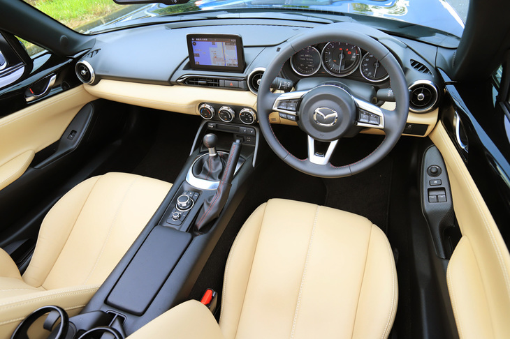 試乗した「ロードスターRF VS」のインストゥルメントパネルまわり。今回の改良では、同グレードの内装に、既存の「オーバーン」（赤褐色）のナッパレザーに加え、新たに「スポーツタン」と「ブラック」の2種類の本革仕様が追加された。