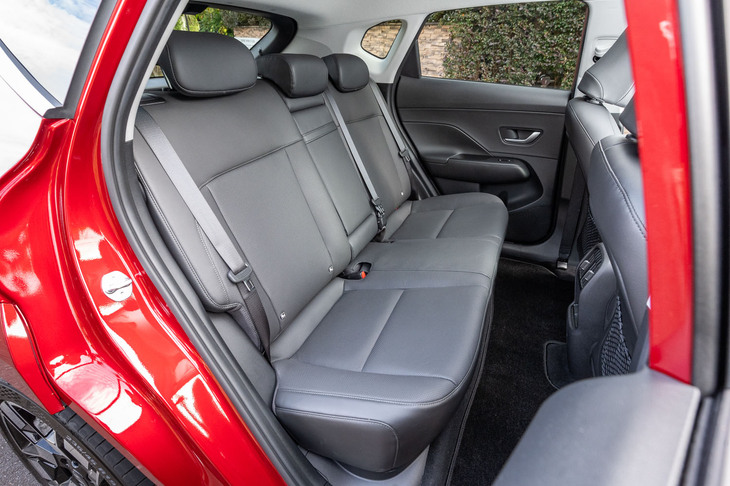 立派なサイズのフロントシートだが、背もたれの厚みは85mmに抑えられている。これによって後席の空間を拡大している。これなら大人が乗っても不満はないはずだ。