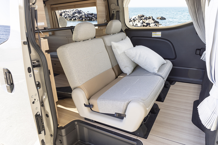 後席は日産が「2 in 1シート」と呼ぶからくり付き。これは乗車用に前向きにしたところ。4ナンバーなので足元が狭いのは仕方がない。