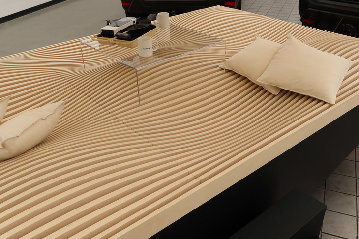 「エクストレイル アンワインドコンセプト」がけん引するトレーラー型テラス。