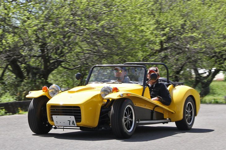 1972年「ロータス・セブンSr4」。ロータス謹製セブンの最終モデル。FRP製ボディーのカラーリングを含め、当時の流行だったサンドバギー的な雰囲気も。
