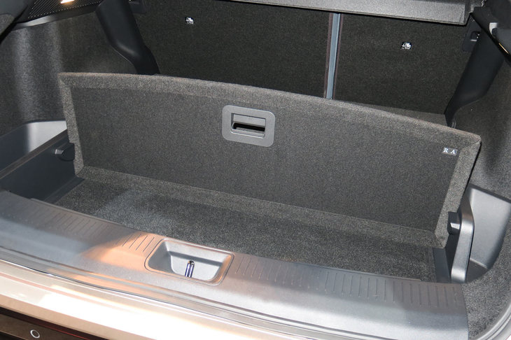 日産アリア リミテッド（ラゲッジスペース）