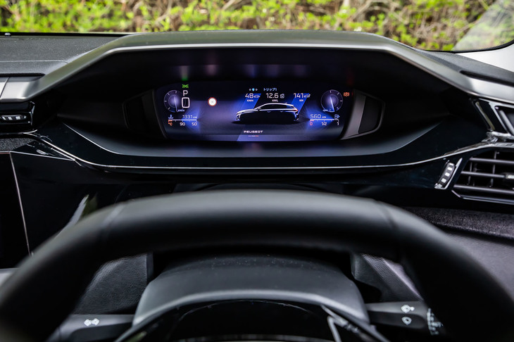 10インチサイズのデジタルヘッドアップインストゥルメントパネルは、表示モードの切り替えが任意に行えるほか、選択されたドライブモードに合わせて背景や文字などのカラーが切り替わる。