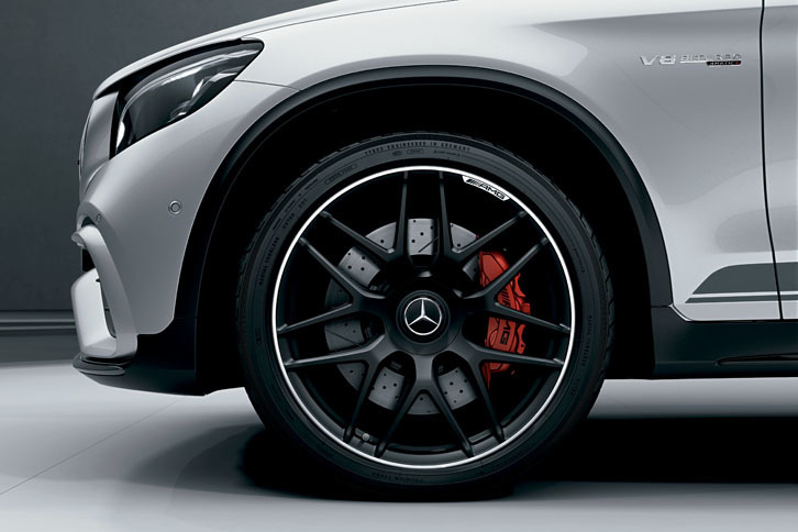 マットブラックペイントが施された、「21インチホイール」。