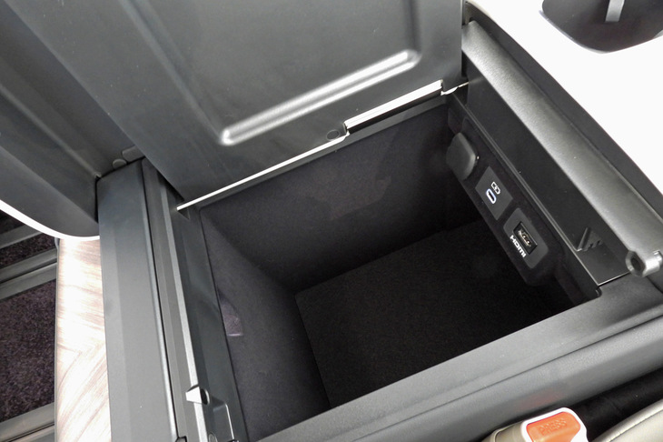 レクサスLM500h“バージョンL”（コンソールボックス）