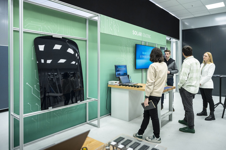 ソーラー発電が可能な新型の塗料も面白い。ワークショップが開催されたこの部屋の室内照明下でも実際に電気が発生している。