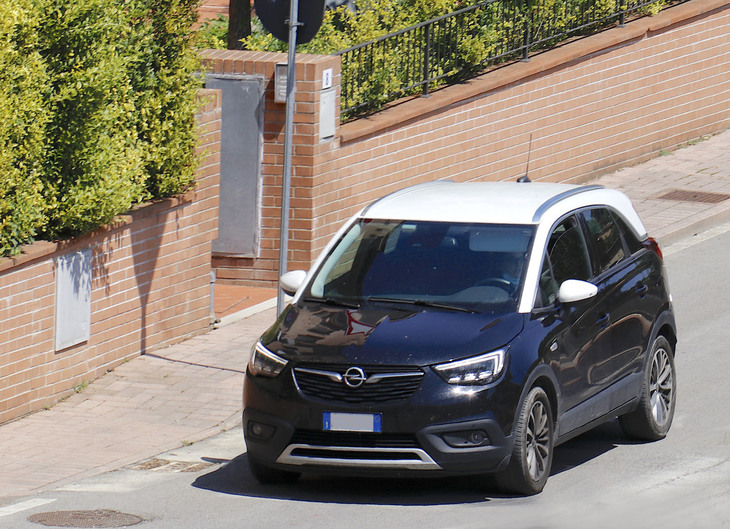 オペルの現行ラインナップでSUVは2車種。うちコンパクトなほうが、この「クロスランドX」である。