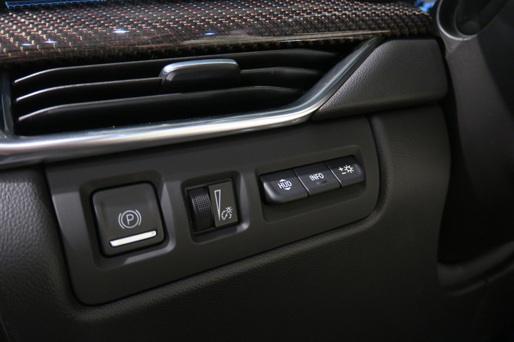 キャデラックXT4スポーツ（パーキングブレーキなどの操作スイッチ）