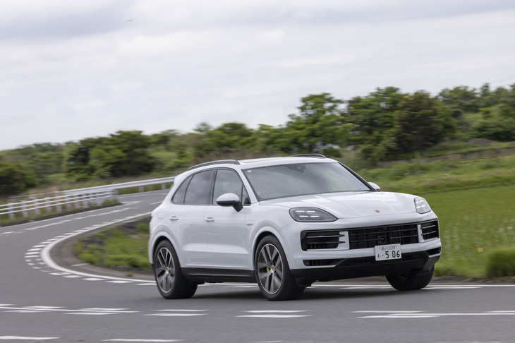 3リッターV6ツインターボエンジンとモーターを組み合わせたパワートレインはシステム最高出力471PSを発生。駆動用リチウムイオンバッテリーの容量は25.9kWh。