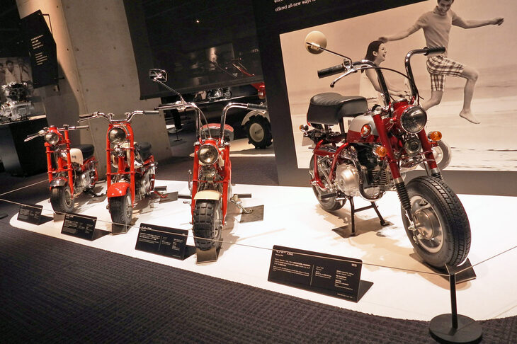 こちらでは、遊園地の遊具から始まった「モンキー」シリーズの歴史を解説。写真左奥から「モンキーZ100」（1961年）、「モンキーCZ100」（1964年）、「モンキーZ50M」（1967年）、「モンキーZ50Z」（1970年）。