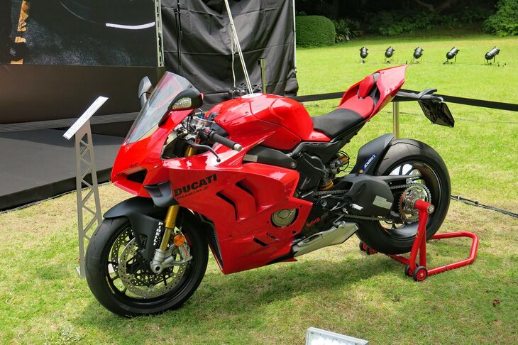 「ピレリ・ディアブロ スーパーコルサSP」が装着された「ドゥカティ・パニガーレV4 S」。日本でもファンの多いイタリアのバイクメーカー、ドゥカティのスーパースポーツモデルだ。