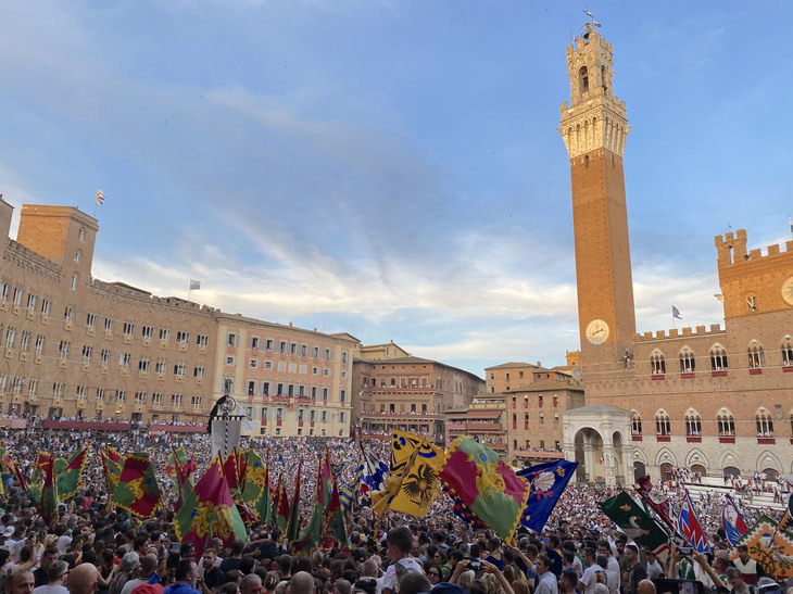 シエナでは2022年7月2日、競馬の「パリオ」が再開。広場は市民と数多くの観光客で埋め尽くされた。2022年7月2日、筆者による撮影。