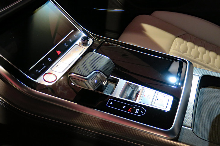 アウディRS Q8（センターコンソール）