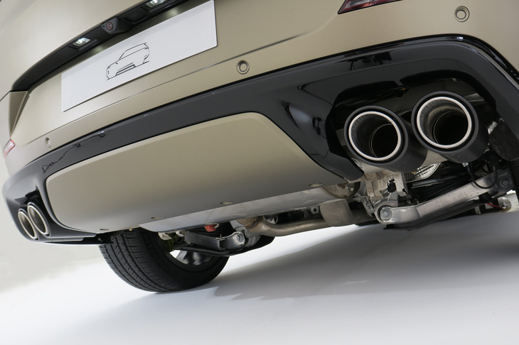 レンジローバー・スポーツSVエディションワン（リアバンパー＆マフラー）