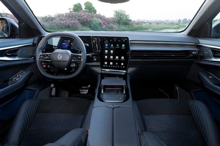 コックピット周辺は、ドライバーを囲むようなデザインが採用されている。航空機の操作系を思わせる、センターコンソールのレバーにも注目。