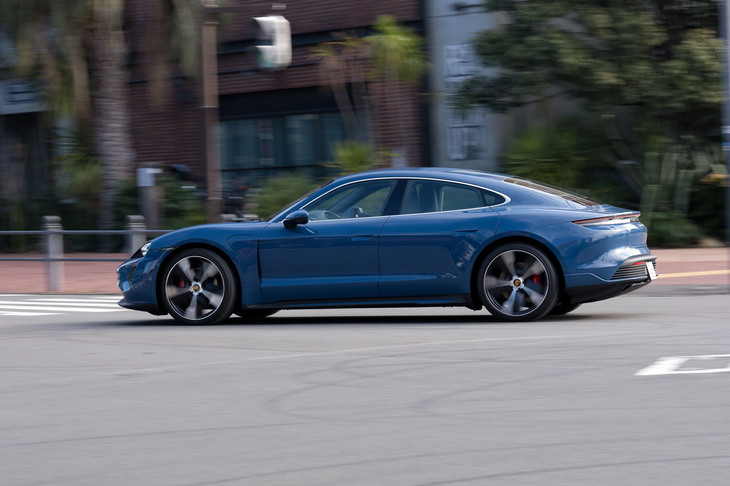 バッテリーの容量は79.2kWhで、オプションで93.4kWhの「パフォーマンスバッテリープラス」も用意。前者の場合、最高出力は435PSで、オーバーブースト時には530PSを発生する。