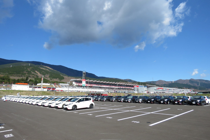 駐車場にズラリと並べられた「ノートNISMO」。