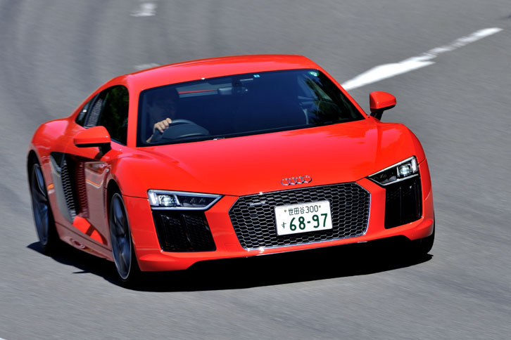 「R8 V10」の動力性能は、0-100km/h加速が3.5秒で、最高速は320km/h。