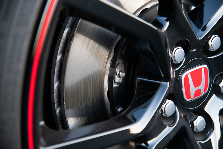 ブレーキには、熱変形によるディスクの“倒れ”を抑制するため2ピースディスクを採用。連続走行時のペダル操作に要する踏力の変化を抑えるとともに、一台あたり2.5kgの軽量化も実現した。