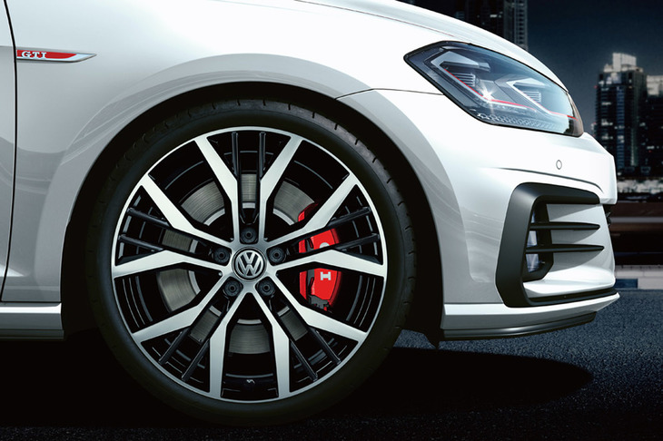 前回のモデルとは異なる、新デザインの19インチホイールが装備される。