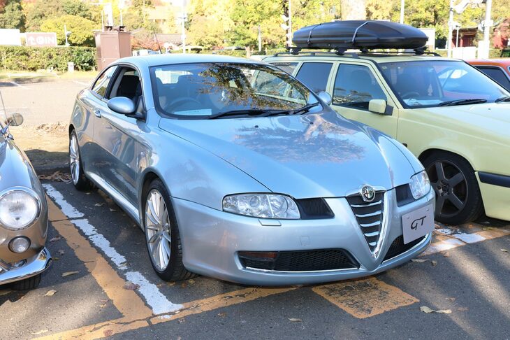 「アルファ・ロメオGT」は、ベルトーネがデザインを手がけた2ドアクーペ風の3ドアハッチバック。新世代直噴エンジンの「2.0 JTS」と伝統の3.2リッターV6が用意されていた。